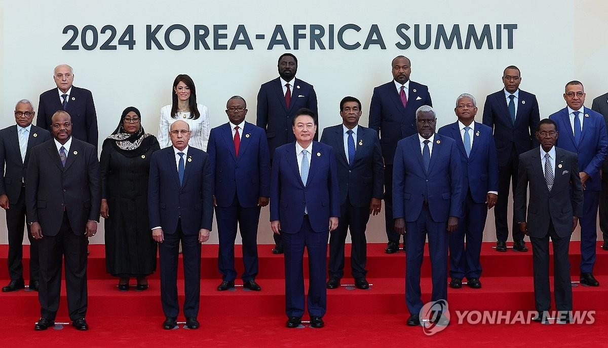 6月4日，在韩国与非洲领导人会议会场，韩国总统尹锡悦（前排居间）和非洲国家领导人合影留念。 韩联社