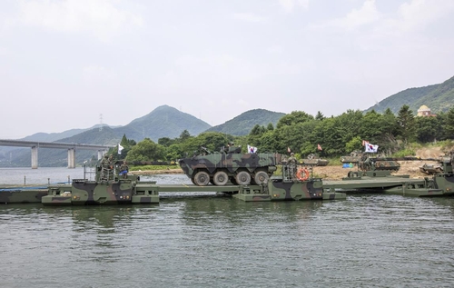 6月12日，在京畿道南杨州市和道邑的韩国陆军第七工兵旅训练场，韩产水陆两栖渡河装备“水龙”实战部署纪念仪式举行。 韩联社/陆军供图（图片严禁转载复制）