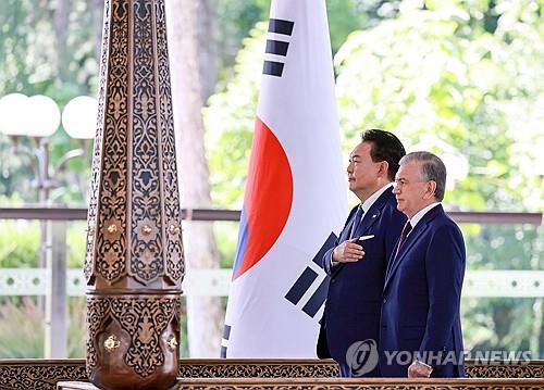 当地时间6月14日，在塔什干，韩国总统尹锡悦（左）会见乌兹别克斯坦总统沙夫卡特·米尔济约耶夫。 韩联社 