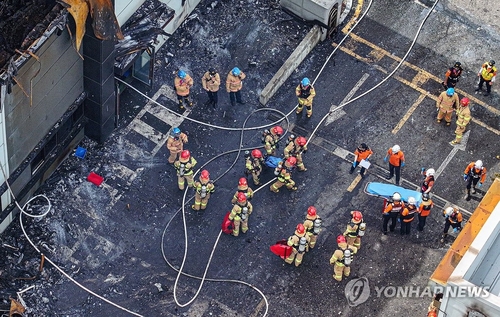 韩电池厂火灾致22人死亡1人失联 17人为中国公民