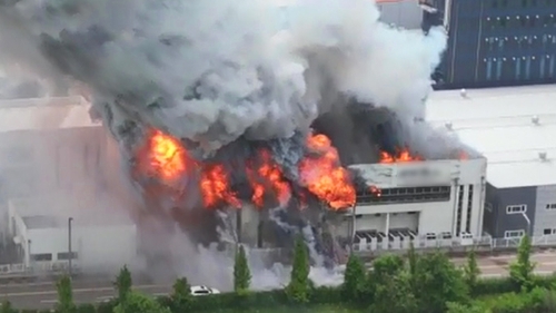6月24日，位于京畿道华城市的一次电池制造厂发生火灾。 韩联社/读者供图（图片严禁转载复制）