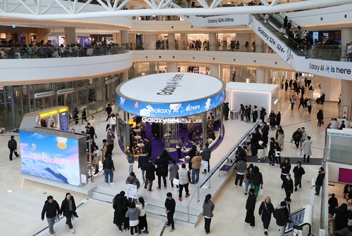 资料图片：1月18日，在设于首尔永登浦区时代广场的三星Galaxy展区，访客正在体验S24新品。 三星电子供图（图片严禁转载复制）