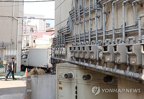 资料图片：首尔市一栋楼外墙上的燃气表 韩联社