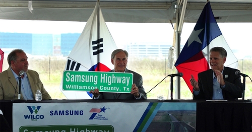 当地时间6月7日，得克萨斯州州长格雷格·阿博特（中）出席在得州举行的三星高速公路开通仪式。 三星电子供图（图片严禁转载复制）