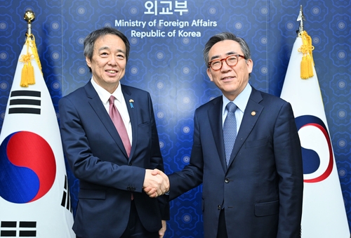 7月5日，在首尔外交部大楼，韩国外长赵兑烈（右）会见日本新任驻韩大使水嶋光一。 外交部供图（图片严禁转载复制）