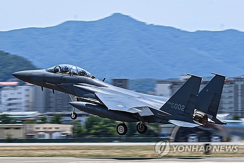 资料图片：6月5日，同美军B-1B战略轰炸机参加韩美空中联演的韩军F-15K战斗机正在起飞。 韩联社/韩国国防部供图（图片严禁转载复制）