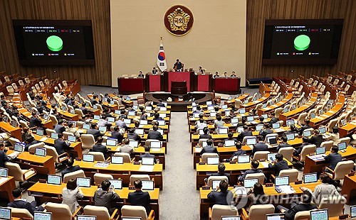 7月30日，在野阵营在国会全体会议上单独表决通过了《教育广电公社法（EBS法）修正案》。 韩联社