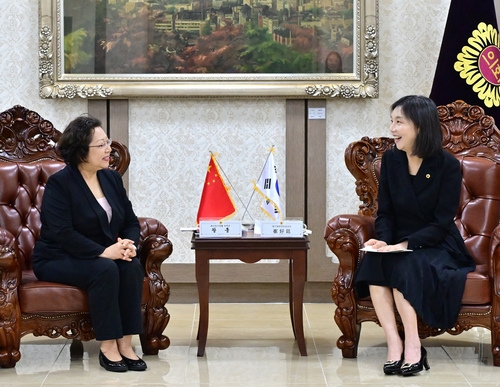 7月30日，首尔市议长崔好廷（右）会见到访的北京市政协副主席王红一行。 韩联社/首尔市议会供图（图片严禁转载复制）