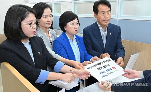 8月1日，在韩国国会，在野党议员们向国会提交关于弹劾广电委委员长李真淑的议案。 韩联社