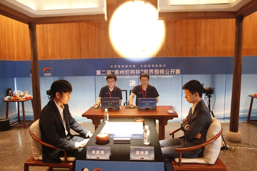 8月19日，第二届衢州烂柯杯世界围棋公开赛决赛三番棋首局在衢州国际围棋文化交流中心战罢。韩国围棋第一人申真谞（左）执白180手战胜上届冠军、中国棋手辜梓豪，拔得头筹。