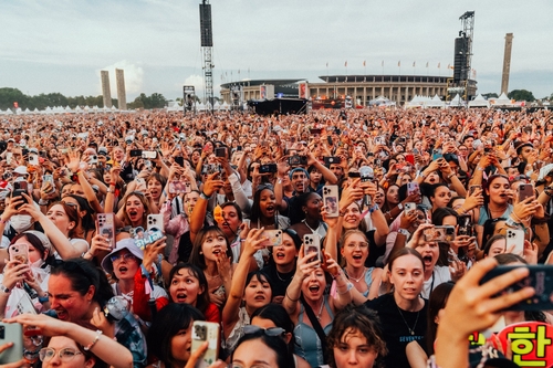 粉丝们观看SEVENTEEN的演出。 ⓒFabian Kirchner，courtesy of Lollapalooza Berlin供图（图片严禁转载复制）