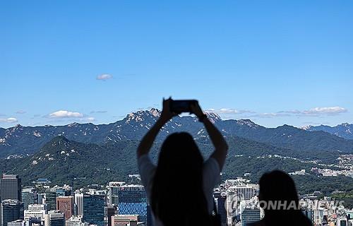 资料图片：从首尔南山远眺市区 韩联社