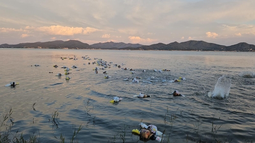 10月3日，在仁川江华岛，多家脱北者团体用海上漂流的方式对朝投送装有大米、K-POP视频U盘、方便面等物品。 自由北韩放送供图（图片严禁转载复制）