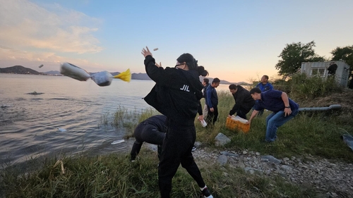 10月3日，在仁川江华岛，多家脱北者团体用海上漂流的方式对朝投送装有大米、K-POP视频U盘、方便面等物品。 自由北韩放送供图（图片严禁转载复制）