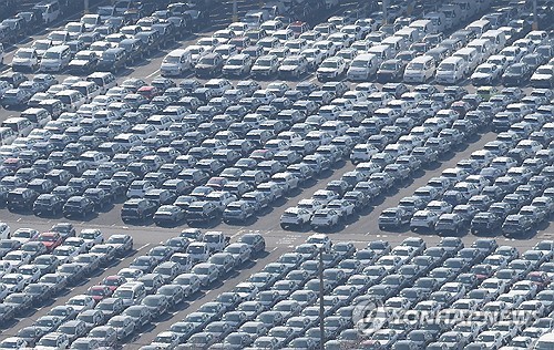 资料图片：2月11日，在现代汽车蔚山工厂，汽车等待出口。 韩联社
