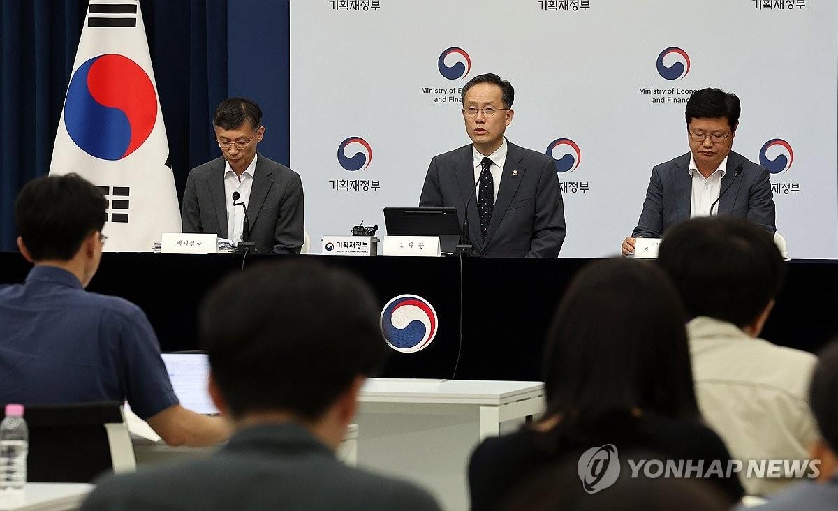 7月31日，在中央政府世宗办公楼，企划财政部第一次官李炯日（居中）介绍“2025年税法修正案”。 韩联社