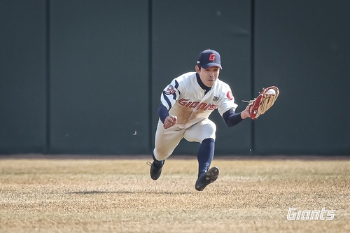 Giants speedster Hwang Seong-bin takes pride in improving defense