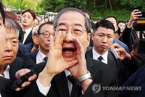 (LEAD) Ex-PM Han blocked from entering Gwangju cemetery amid protests