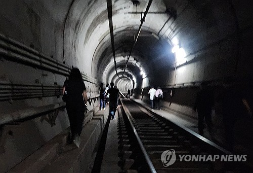 (LEAD) Police apprehend arson suspect in subway fire after hundreds escape through tunnel