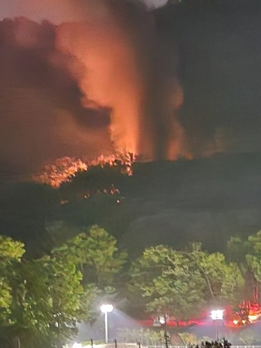 (LEAD) Mountain fire breaks out in northern Seoul; main blaze contained