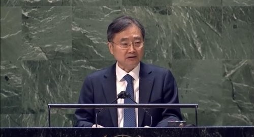 (profile) Retired veteran diplomat with multilateral, trade expertise named Lee's first foreign minister