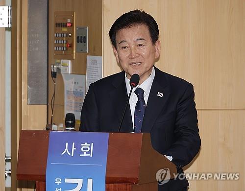 (profile) Veteran lawmaker Chung nominated for second term as unification minister
