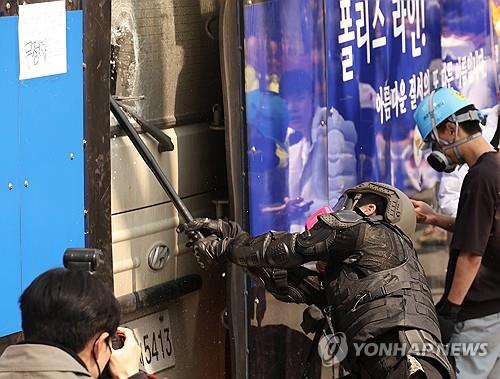 Man given suspended prison term for smashing police bus after Yoon's impeachment verdict