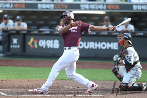 Heroes manager preaching patience on new hitter stuck in slump