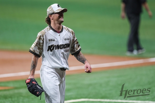 (Yonhap Interview) On temporary KBO deal, Heroes pitcher Wells trying to stay present