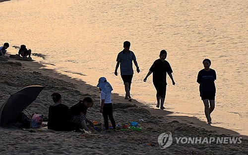 Season's first tropical night grips Seoul