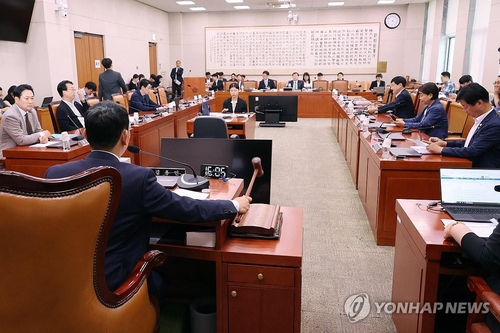 (LEAD) Rival parties reach compromise on revision of Commercial Act