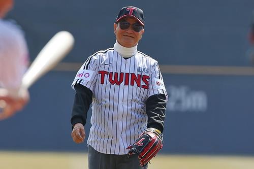 (LEAD) Ex-KBO manager Lee Kwang-hwan dies at 77