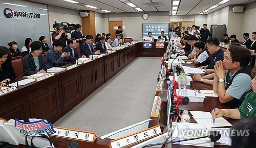Panel to hold last-minute talks on next year's minimum wage