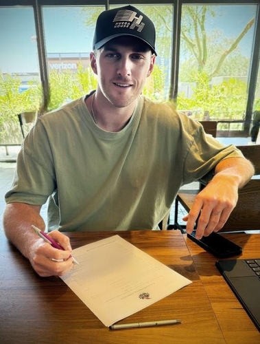 KT Wiz sign new pitcher Murphy, release postseason hero Cuevas
