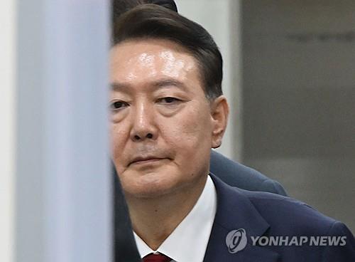 (2nd LD) Special counsel summons arrested ex-President Yoon to appear for questioning Monday