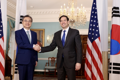 Top diplomats of S. Korea, U.S. hold 1st talks in Washington after trade deal