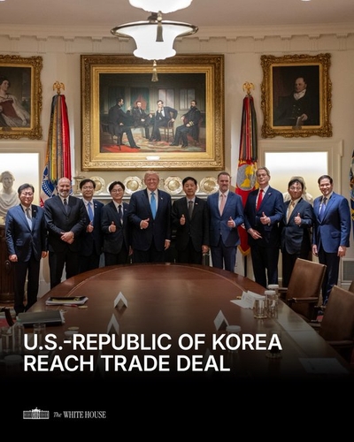 White House posts photo of Trump posing with top S. Korean, U.S. negotiators