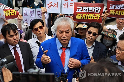 Activist pastor, 6 others banned from leaving nation amid probe into courthouse riot