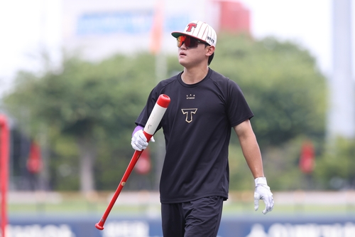 (LEAD) Reigning KBO MVP Kim Do-yeong to miss rest of regular season with hamstring injury