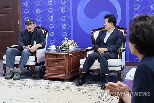 Unification minister vows efforts to address issue of abductees held in N. Korea