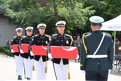 (LEAD) S. Korea receives remains of 4 Turkish soldiers killed during Korean War