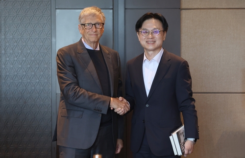Industry minister meets Bill Gates to discuss energy cooperation