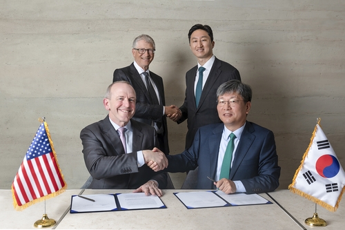 HD Hyundai executive, Bill Gates discuss cooperation in SMR projects