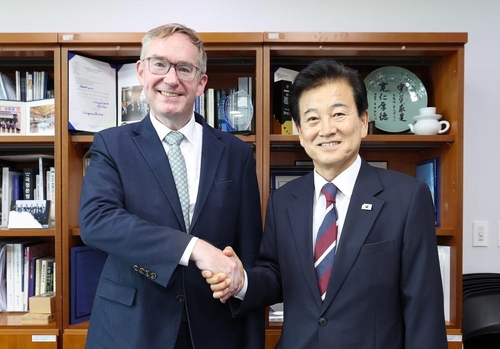 Unification minister, Britain's top envoy discuss Korean Peninsula issues