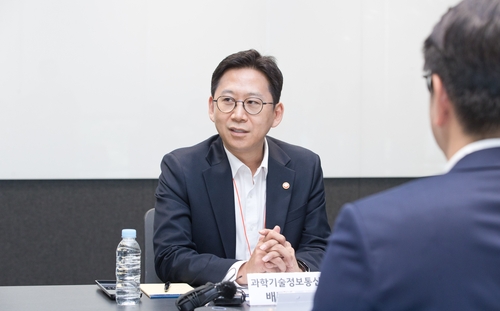 (LEAD) Science minister pledges all-out support for AI server operators