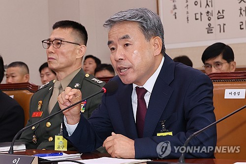 Ex-Defense Minister Lee summoned for questioning next week in Marine death probe