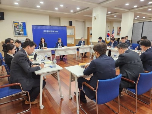 FM Cho vows priority efforts for S. Koreans' return, smooth biz operations in U.S.