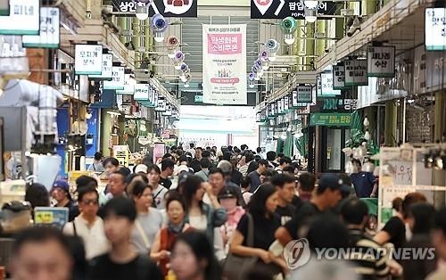 Economy faces persistent concerns, but positive signs growing: finance ministry