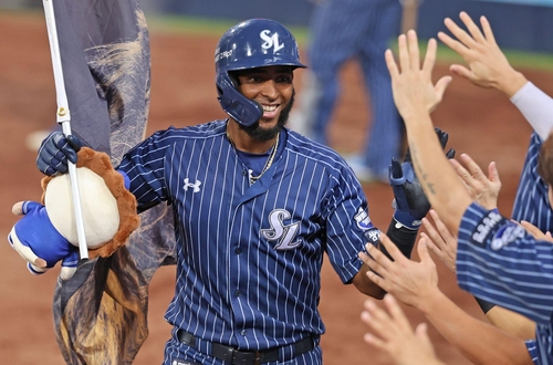 Lions slugger Diaz closing in on KBO home run, RBI records by foreign player