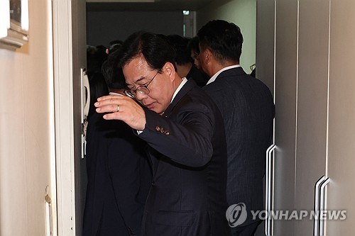 (LEAD) Special counsel raids main opposition's headquarters after 7-hour standoff over membership data